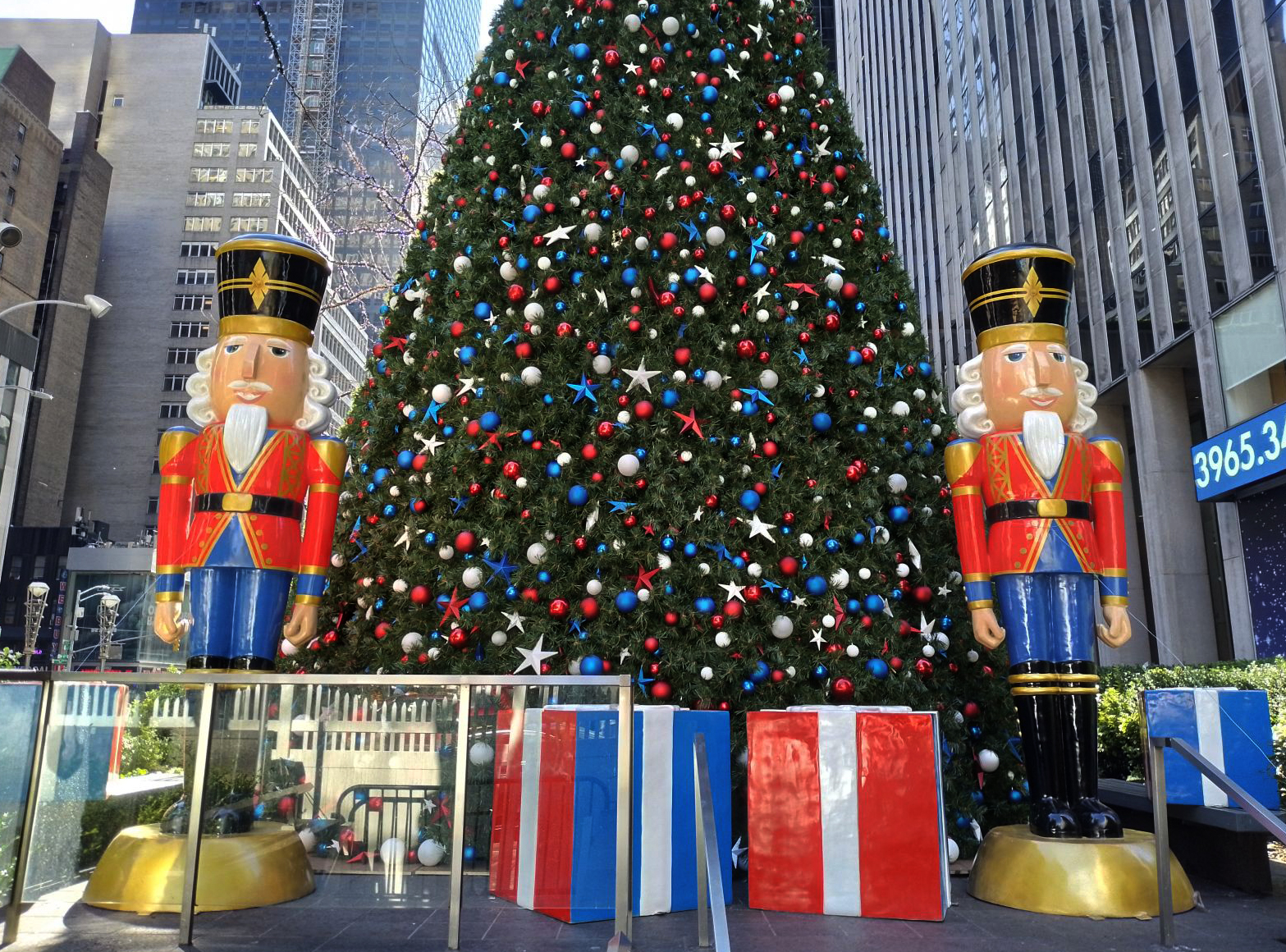 Fox-Plaza-Christmas-tree.-Credit-Mike-Yardley.jpg